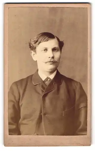 Fotografie W. Focke, Bückeburg, Bürgerlicher Herr mit Schnurrbart