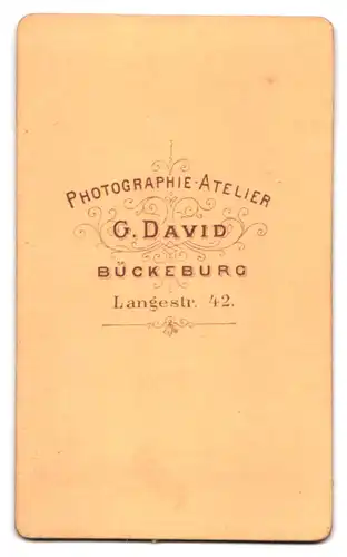 Fotografie G. David, Bückeburg, Langestrasse 42, Bürgerliche Dame mit Brosche