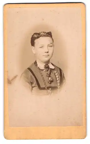 Fotografie G. David, Bückeburg, Langestrasse 42, Junge Dame mit Halskette
