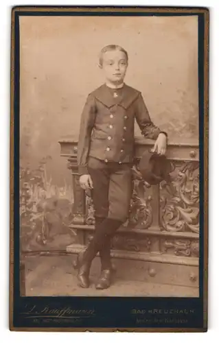 Fotografie L. Kauffmann, Bad Kreuznach, Junge im Matrosenanzug mit Mütze in der Hand