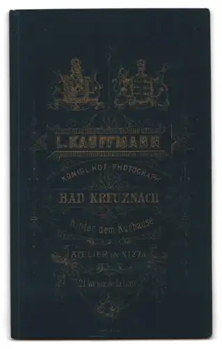 Fotografie L. Kauffmann, Bad Kreuznach, Junge im Matrosenanzug mit Mütze in der Hand