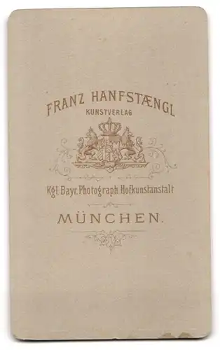 Fotografie Franz Hanfstaengl, München, Dame mit Duttfrisur und Brosche