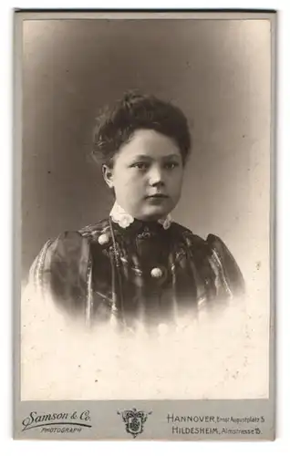 Fotografie Samson & Co., Hannover, Ernst-Augustplatz 5, Junge Frau mit runder Gesichtsform und Spitzenkragen