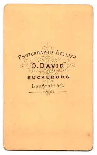 Fotografie G. David, Bückeburg, Langestrasse 42, Junger Mann mit Seitenscheitel und Krawatte
