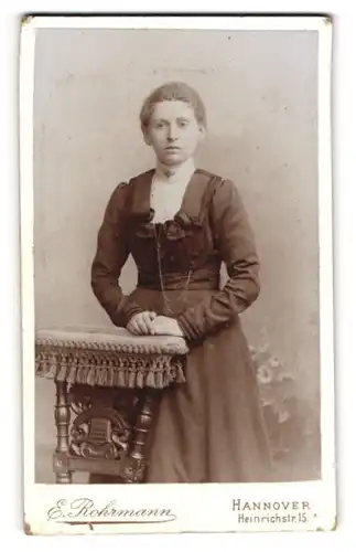Fotografie E. Rohrmann, Hannover, Heinrichstrasse 15, Junge Frau im taillierten Kleid