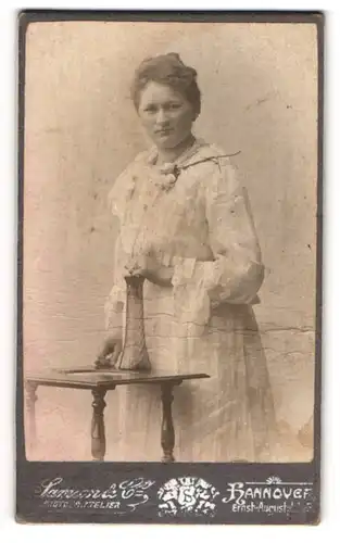 Fotografie Samson & Co., Hannover, Ernst-Augustplatz 3, Junge Frau in weitem weissen Kleid