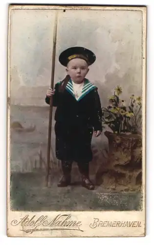 Fotografie Adolf Nahme, Bremerhaven, Bürgermeister Smidtstrasse 27, Kleiner Junge im Matrosenanzug mit Mütze