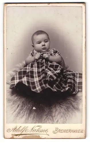 Fotografie Adolf Nahme, Bremerhaven, Bürgermeister Smidtstrasse 27, Baby in kariertem Kleidchen auf einem Fell