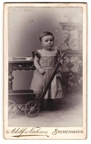Fotografie Adolf Nahme, Bremerhaven, Bürgermeister Smidtstrasse 27, Kleines Kind im Kleidchen mit Bollerwagen
