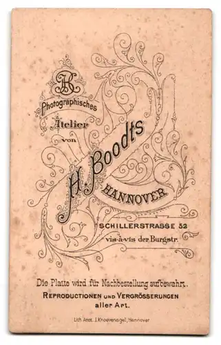 Fotografie H. Boodts, Hannover, Schillerstrasse 52, Kleines Kind mit kurzen Haaren im Kleidchen