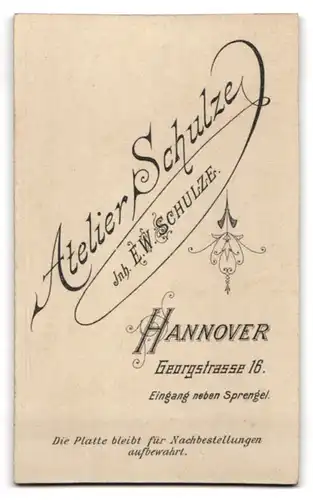 Fotografie Atelier Schulze, Hannover, Georgstrasse 16, Kleines Kind im weissen Kleidchen und Stiefeln auf einem Fell