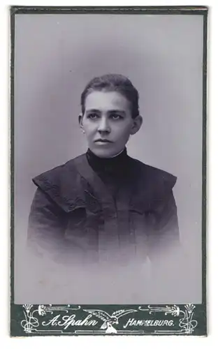 Fotografie A. Spahn, Hammelburg, Junge Frau mit leicht abstehenden Ohren im dunklen Kleid