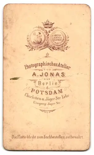 Fotografie A. Jonas, Potsdam, Charlotten- und Jägerstrasse, Junger Mann mit pomadisierten Haare und Binder