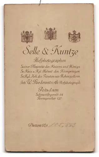 Fotografie Selle & Kuntze, Potsdam, Schwertfegerstrasse 14, Bürgerlicher mit Brille und Schnauzbart