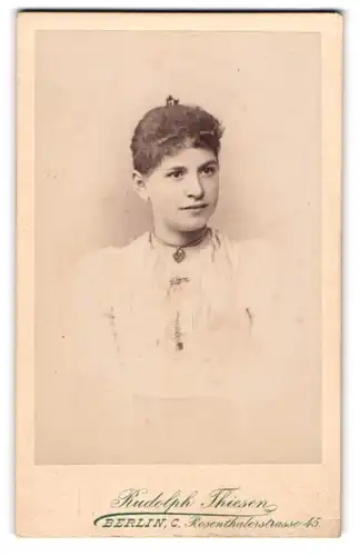 Fotografie Rudolph Thiesen, Berlin C., Rosenthalerstrasse 45, Junge Frau mit Lockenfrisur und Halskettchen