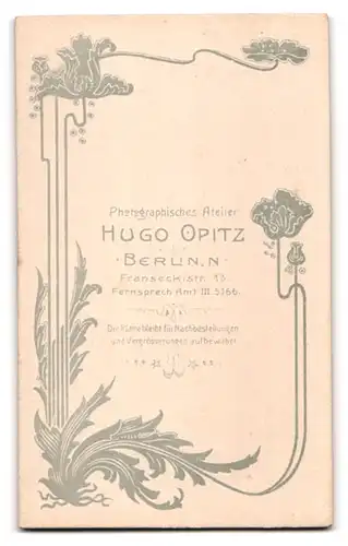 Fotografie Hogo Opitz, Berlin N., Franseckistrasse 13, Mädchen in weitem Kleid mit Blumenstrauss