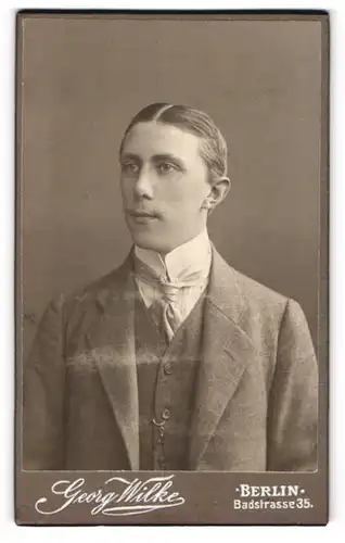 Fotografie Georg Wilke, Berlin, Badstrasse 35, Junger Mann mit gescheitelten und pomadisierten Haaren