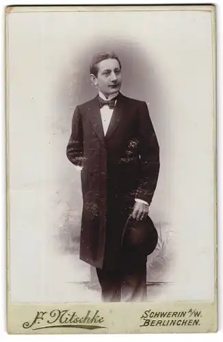 Fotografie F. Nitschke, Schwerin a. W., Junger Herr in eleganter Kleidung