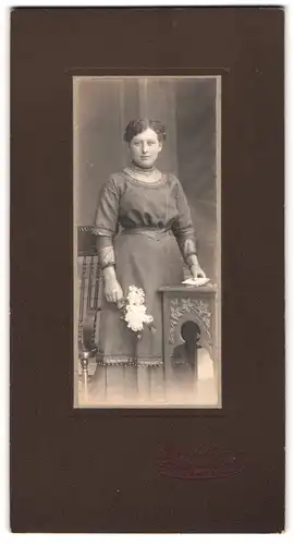 Fotografie H. Wiedling, Braunschweig, Damm 9, Junge Dame im modischen Kleid mit Blumen