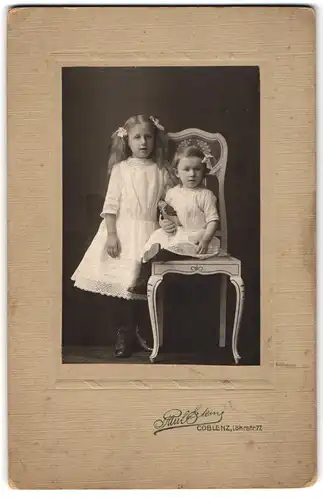 Fotografie Paul Stein, Coblenz, Löhrstr. 77, Zwei Mädchen in weissen Kleidern mit Teddy