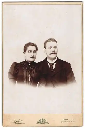 Fotografie Arnold Sueti, Wien-Fünfhaus, Mariahilferstr. 145, Junges Paar in hübscher Kleidung