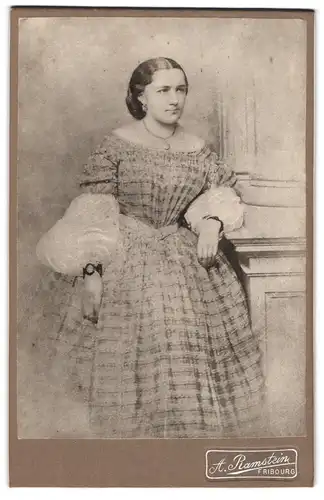 Fotografie A. Ramstein, Fribourg, Junge Dame im Kleid mit Medaillon