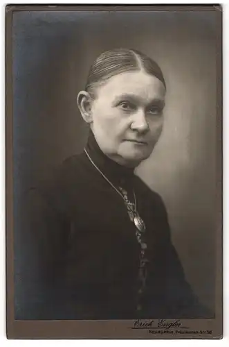 Fotografie Erich Engler, Neuruppin, Präsidenten-Str. 58, Ältere Dame mit Amulett