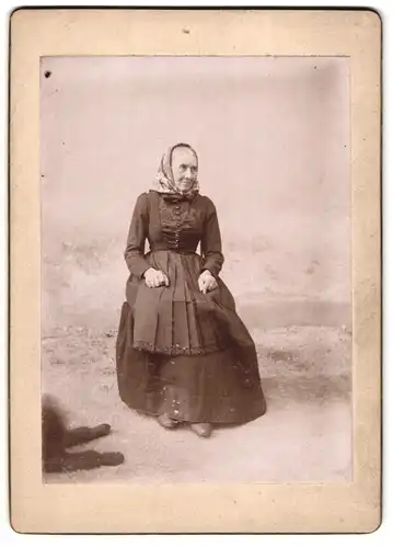 Fotografie unbekannter Fotograf und Ort, Ältere Dame im Kleid mit Kopftuch