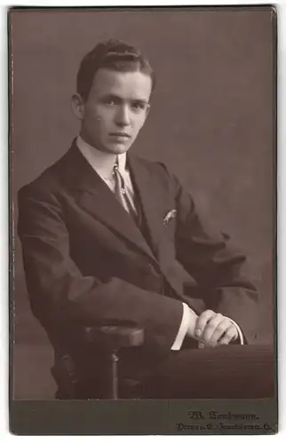 Fotografie W. Taubmann, Pirna a. E. Jacobäerstr. 6, Junger Herr im Anzug mit Krawatte