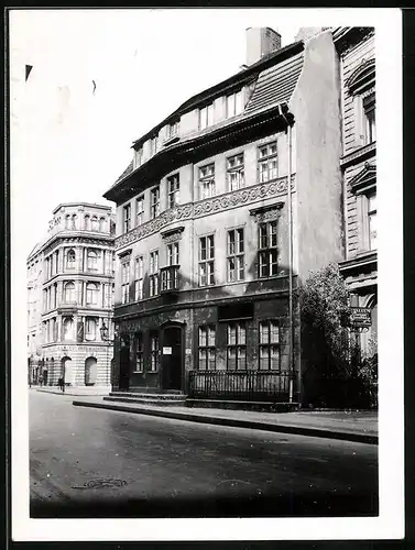 Fotografie unbekannter Fotograf, Ansicht Berlin-Mitte, Poststrasse Ecke Probststrasse, Eckladen Levi Möbelstoffe