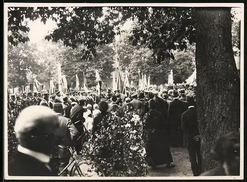 Fotografie unbekannter Fotograf, Ansicht Lübenau, Kriegervereinsfest mit Fahnenträgern 1929