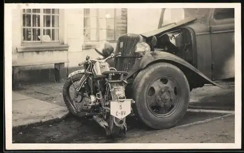 Fotografie Verkehrsunfall, Lastwagen hat Motorrad CZ seitlich getroffen