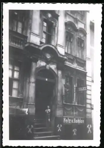 Fotografie unbekannter Fotograf, Ansicht Berlin, Kleine Kurstr. 5, Kohlenhandlung Richard Neubert im Knobelsdorff Palais