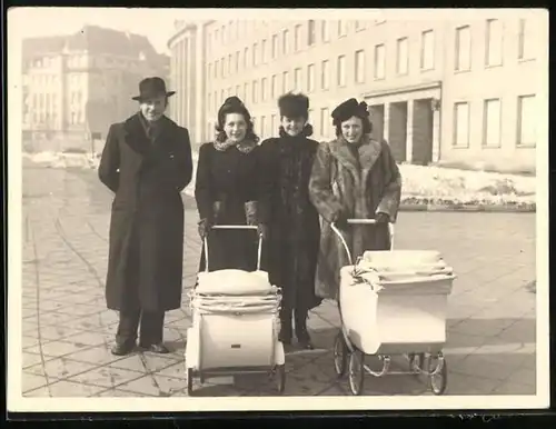 Fotografie unbekannter Fotograf, Ansicht Berlin, Mütter mit Kinderwagen am Wasserwerk Hohenzollerndamm