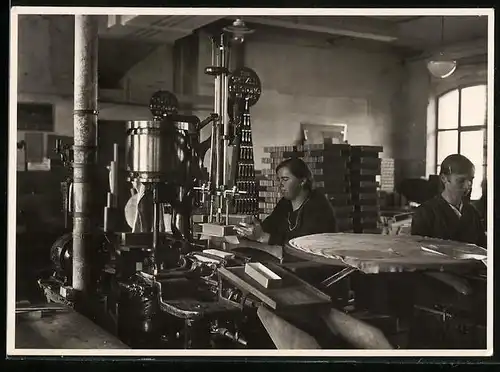 Fotografie Fabrikarbeiterinnen bedienen Maschinen zur Besteck-Herstellung
