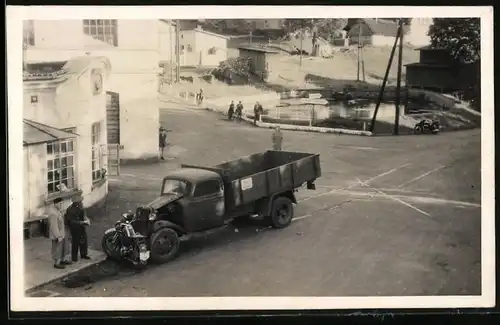 Fotografie Verkehrsunfall, Lastwagen hat Motorrad CZ auf der Kreuzung getroffen