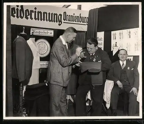 Fotografie Schneiderei, Schneider bei der Anfertigung eines Massanzuges, Schild Schneiderinnung Oranienburg
