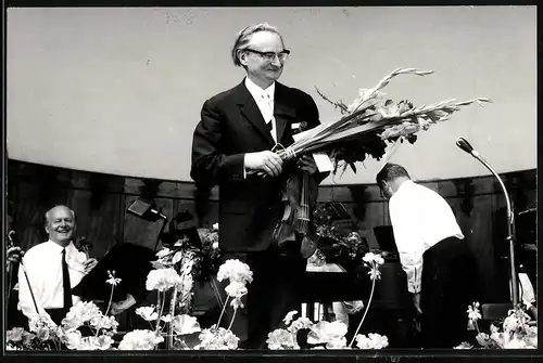 Fotografie Haarstick, Badenweiler, Dirigent Dr. Bohrmann-Morell mit Violine & Blumenstrauss