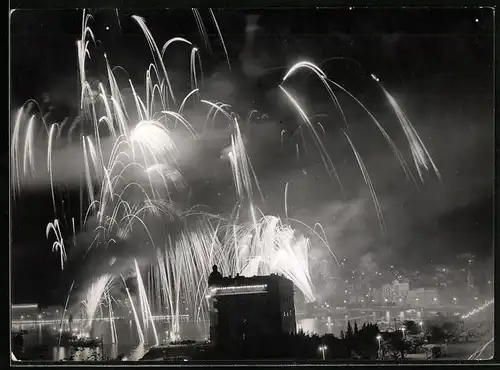Fotografie unbekannter Fotograf, Ansicht Split, Feuerwerk über der Stadt