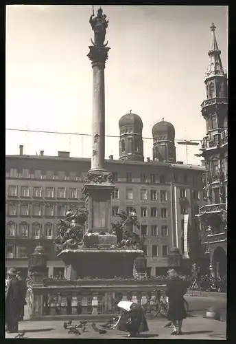 Fotografie unbekannter Fotograf, Ansicht München, Blick auf den Marienplatz mit Mariensäule und Türmen des Doms