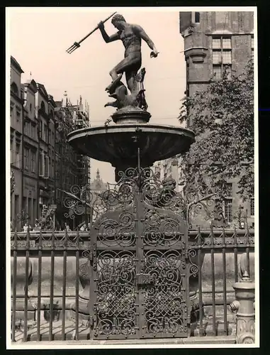 Fotografie unbekannter Fotograf, Ansicht Danzig, Blick auf den Neptunbrunnen am Artushof