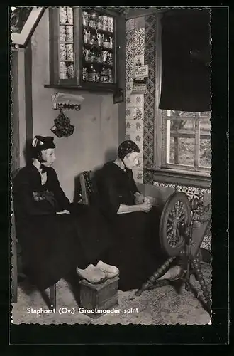 AK Staphorst, Grootmoeder spint
