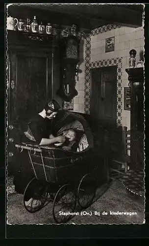 AK Staphorst, Bij de kinderwagen