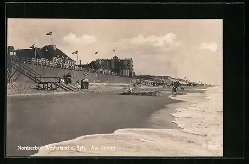 AK Westerland /Sylt, Am Strand mit beflaggten Häusern