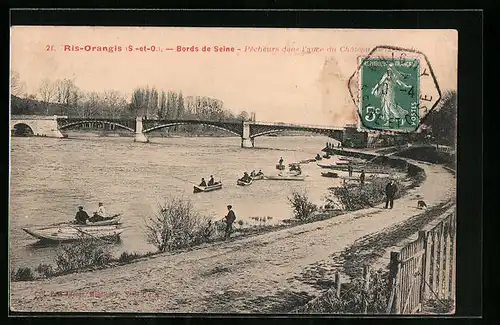AK Ris-Orangis, Bords de Seine - Pecheurs dans L`ance du Chateau de la Borde