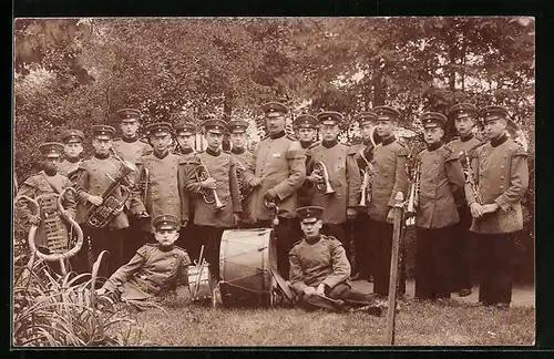 Foto-AK Musikkapelle in Uniform mit Instrumenten