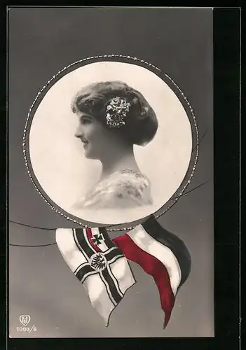 AK Junge Frau mit Reichs- und Reichskriegsfahne
