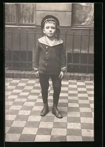 AK Kind im Matrosenanzug mit Mütze der S. M. S. Westfalen