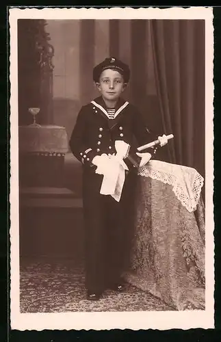 AK Kind im Matrosenanzug mit Mütze des Kreuzers Emden