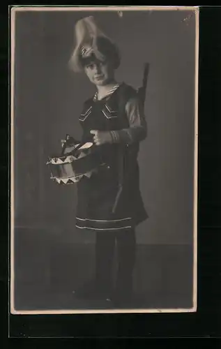 AK Kind in Uniform mit Gewehr und Trommel